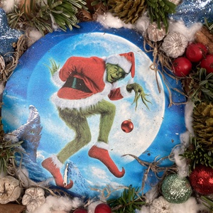 Settenkedő Grincs gazdagon díszített, karácsonyi terméskopogtatója - karácsony - adventi díszek - adventi ajtódísz - Meska.hu