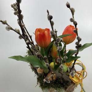 Tyúkanyó tulipános kertje -  mohaágyon nyugvó, tartós virágdísz fürjtojásokkal, gazdagon díszítve (S-12) - otthon & életmód - dekoráció - virágdísz és tartó - csokor & virágdísz - Meska.hu