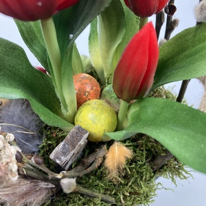 Vörös tulipános kert locsolókannával -  mohaágyon nyugvó, tartós virágdísz fürjtojásokkal, gazdagon díszítve (S-13) - otthon & életmód - dekoráció - virágdísz és tartó - csokor & virágdísz - Meska.hu