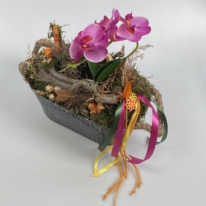 Mókus Móka - Mohaágyon nyugvó, lila színű, rozsdatorkú orchideás tartósdísz öt eleven mókus huncut figurájával (S-24) - Meska.hu
