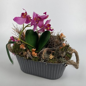 Mókus Móka - Mohaágyon nyugvó, lila színű, rozsdatorkú orchideás tartósdísz öt eleven mókus huncut figurájával (S-24) - otthon & életmód - dekoráció - virágdísz és tartó - csokor & virágdísz - Meska.hu