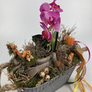 Mókus Móka - Mohaágyon nyugvó, lila színű, rozsdatorkú orchideás tartósdísz öt eleven mókus huncut figurájával (S-24) - otthon & életmód - dekoráció - virágdísz és tartó - csokor & virágdísz - Meska.hu