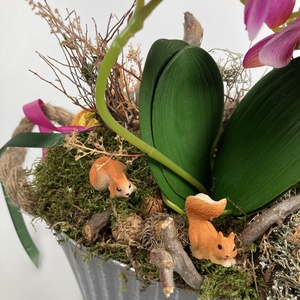 Mókus Móka - Mohaágyon nyugvó, lila színű, rozsdatorkú orchideás tartósdísz öt eleven mókus huncut figurájával (S-24) - otthon & életmód - dekoráció - virágdísz és tartó - csokor & virágdísz - Meska.hu