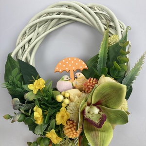 Orchideás, esernyő alatt időző madárkás kopogtató élénk színvilággal, Otthon & Életmód, Dekoráció, Ajtó- és ablak dekoráció, Ajtódísz & Kopogtató, Virágkötés, MESKA