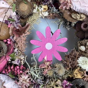Magenta favirággal ékített, fehér szalmavirágos, rózsaszínes, gazdagon díszített síkalapos tartós terméskopogtató , Otthon & Életmód, Dekoráció, Ajtó- és ablak dekoráció, Ajtódísz & Kopogtató, Virágkötés, MESKA