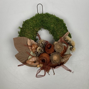 Nyugalom - Harmónikus színvilágú, termésekkel és egyéb növényi részekkel díszített mohakoszorú (KK-4) - Meska.hu