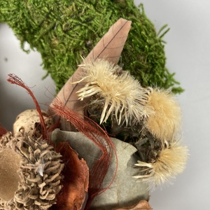 Nyugalom - Harmónikus színvilágú, termésekkel és egyéb növényi részekkel díszített mohakoszorú (KK-4) - otthon & életmód - vallás - temetkezési tárgy - sírkoszorú, kegyeleti koszorú - Meska.hu