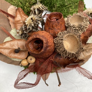 Nyugalom - Harmónikus színvilágú, termésekkel és egyéb növényi részekkel díszített mohakoszorú (KK-4) - otthon & életmód - vallás - temetkezési tárgy - sírkoszorú, kegyeleti koszorú - Meska.hu