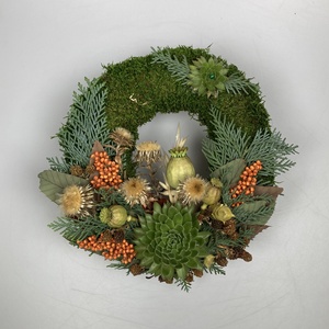 Csend - 2 kövirózsás, lábon álló, sírra helyezhető, növényi részekkel gazdagon díszített mohakoszorú (KK-11) - Meska.hu