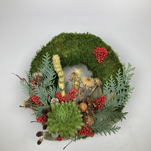 Szeretet - Kövirózsás, lábon álló, sírra helyezhető, növényi részekkel gazdagon díszített mohakoszorú (KK-13) - Meska.hu