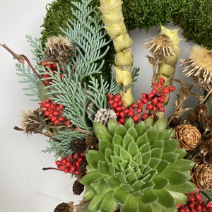 Szeretet - Kövirózsás, lábon álló, sírra helyezhető, növényi részekkel gazdagon díszített mohakoszorú (KK-13) - otthon & életmód - vallás - temetkezési tárgy - sírkoszorú, kegyeleti koszorú - Meska.hu