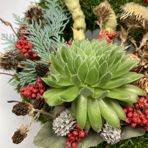 Szeretet - Kövirózsás, lábon álló, sírra helyezhető, növényi részekkel gazdagon díszített mohakoszorú (KK-13) - otthon & életmód - vallás - temetkezési tárgy - sírkoszorú, kegyeleti koszorú - Meska.hu