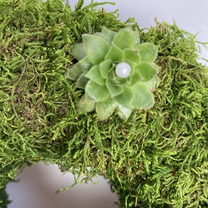 Elengedés - 3 kövirózsás, növényi részekkel gazdagon díszített mohakoszorú (KK-19) - otthon & életmód - vallás - temetkezési tárgy - sírkoszorú, kegyeleti koszorú - Meska.hu