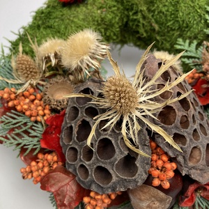 Kitartás - Szalmarózsás, lábon álló, sírra helyezhető, növényi részekkel gazdagon díszített mohakoszorú (KK-25) - otthon & életmód - vallás - temetkezési tárgy - sírkoszorú, kegyeleti koszorú - Meska.hu