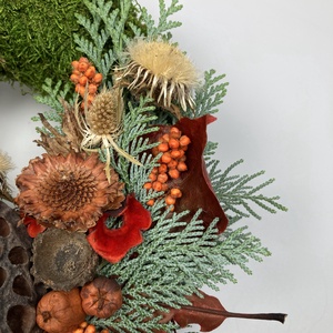 Kitartás - Szalmarózsás, lábon álló, sírra helyezhető, növényi részekkel gazdagon díszített mohakoszorú (KK-25) - otthon & életmód - vallás - temetkezési tárgy - sírkoszorú, kegyeleti koszorú - Meska.hu