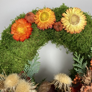 Kitartás - Szalmarózsás, lábon álló, sírra helyezhető, növényi részekkel gazdagon díszített mohakoszorú (KK-25) - otthon & életmód - vallás - temetkezési tárgy - sírkoszorú, kegyeleti koszorú - Meska.hu