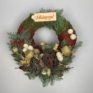 Remény - Mákgubós, fatáblácskás, lábon álló, sírra helyezhető, növényi részekkel gazdagon díszített mohakoszorú (KK-27) - Meska.hu