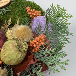 Fejlődés - Mákgubós,  iringós, növényi részekkel gazdagon díszített mohakoszorú (KK-29) - otthon & életmód - vallás - temetkezési tárgy - sírkoszorú, kegyeleti koszorú - Meska.hu