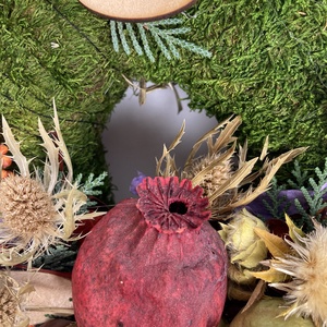 Fejlődés - Mákgubós,  iringós, növényi részekkel gazdagon díszített mohakoszorú (KK-29) - otthon & életmód - vallás - temetkezési tárgy - sírkoszorú, kegyeleti koszorú - Meska.hu