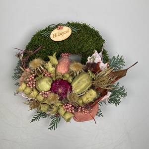 Tisztelet - Száraz és szárított növényi részekkel gazdagon díszített, fatáblácskás mohakoszorú (KK-30) - Meska.hu