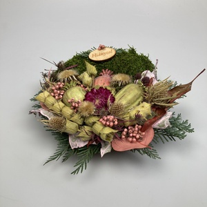 Tisztelet - Száraz és szárított növényi részekkel gazdagon díszített, fatáblácskás mohakoszorú (KK-30) - otthon & életmód - vallás - temetkezési tárgy - sírkoszorú, kegyeleti koszorú - Meska.hu