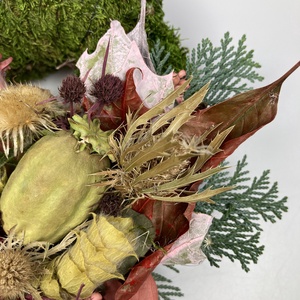 Tisztelet - Száraz és szárított növényi részekkel gazdagon díszített, fatáblácskás mohakoszorú (KK-30) - otthon & életmód - vallás - temetkezési tárgy - sírkoszorú, kegyeleti koszorú - Meska.hu