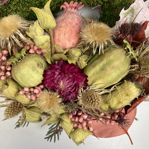 Tisztelet - Száraz és szárított növényi részekkel gazdagon díszített, fatáblácskás mohakoszorú (KK-30) - otthon & életmód - vallás - temetkezési tárgy - sírkoszorú, kegyeleti koszorú - Meska.hu