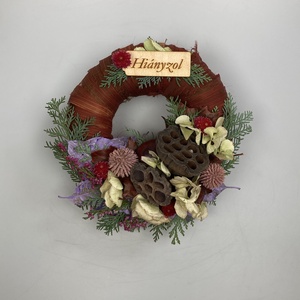 Megbocsátás - Fatáblácskás, lábon álló, növényi részekkel díszített, festett növényi rosttal bevont mohakoszorú (KK-32) - Meska.hu