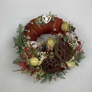 Képzelet - Faszívecskés, lábon álló, növényi részekkel díszített, festett növényi rosttal bevont mohakoszorú (KK-33) - Meska.hu