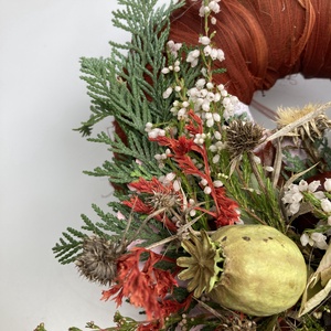 Képzelet - Faszívecskés, lábon álló, növényi részekkel díszített, festett növényi rosttal bevont mohakoszorú (KK-33) - otthon & életmód - vallás - temetkezési tárgy - sírkoszorú, kegyeleti koszorú - Meska.hu