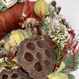 Képzelet - Faszívecskés, lábon álló, növényi részekkel díszített, festett növényi rosttal bevont mohakoszorú (KK-33) - otthon & életmód - vallás - temetkezési tárgy - sírkoszorú, kegyeleti koszorú - Meska.hu