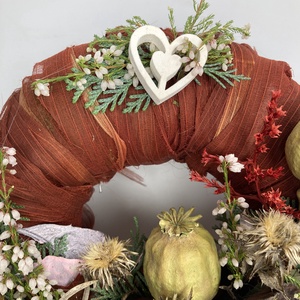 Képzelet - Faszívecskés, lábon álló, növényi részekkel díszített, festett növényi rosttal bevont mohakoszorú (KK-33) - otthon & életmód - vallás - temetkezési tárgy - sírkoszorú, kegyeleti koszorú - Meska.hu