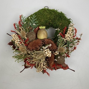 Dallam - Változatos növényi anyaggal gazdagon díszített mohakoszorú (KK-35) - Meska.hu