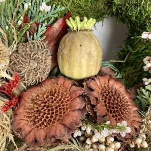 Dallam - Változatos növényi anyaggal gazdagon díszített mohakoszorú (KK-35) - otthon & életmód - vallás - temetkezési tárgy - sírkoszorú, kegyeleti koszorú - Meska.hu