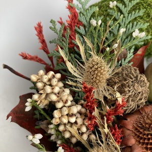 Dallam - Változatos növényi anyaggal gazdagon díszített mohakoszorú (KK-35) - otthon & életmód - vallás - temetkezési tárgy - sírkoszorú, kegyeleti koszorú - Meska.hu