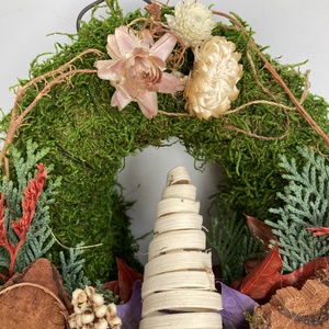 Törekvés - Változatos növényi anyaggal gazdagon díszített mohakoszorú (KK-37) - otthon & életmód - vallás - temetkezési tárgy - sírkoszorú, kegyeleti koszorú - Meska.hu