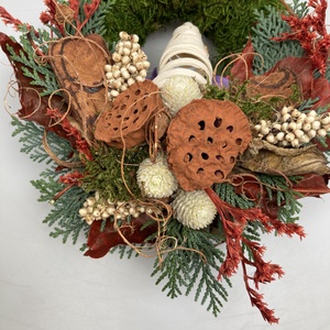 Törekvés - Változatos növényi anyaggal gazdagon díszített mohakoszorú (KK-37) - otthon & életmód - vallás - temetkezési tárgy - sírkoszorú, kegyeleti koszorú - Meska.hu