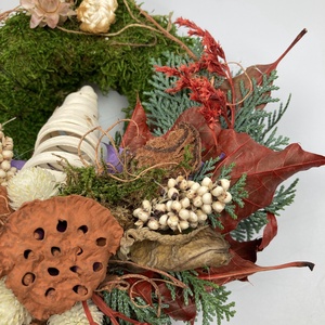 Törekvés - Változatos növényi anyaggal gazdagon díszített mohakoszorú (KK-37) - otthon & életmód - vallás - temetkezési tárgy - sírkoszorú, kegyeleti koszorú - Meska.hu