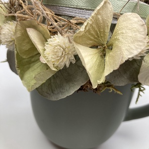 Fehér kerámiatökkel töltött bögre különféle növényi részekkel és szalaguszállyal ékítve  - tartós virágdísz  - otthon & életmód - dekoráció - asztal és polc dekoráció - asztaldísz - Meska.hu