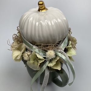 Fehér kerámiatökkel töltött bögre különféle növényi részekkel és szalaguszállyal ékítve  - tartós virágdísz  - otthon & életmód - dekoráció - asztal és polc dekoráció - asztaldísz - Meska.hu