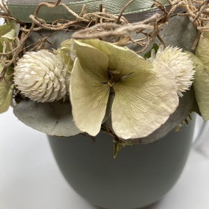 Fehér kerámiatökkel töltött bögre különféle növényi részekkel és szalaguszállyal ékítve  - tartós virágdísz  - otthon & életmód - dekoráció - asztal és polc dekoráció - asztaldísz - Meska.hu