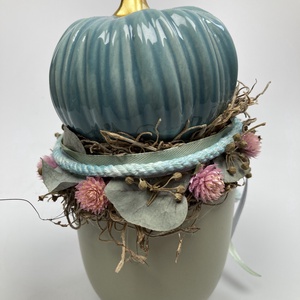 Türkiz kerámiatökkel töltött bögre különféle növényi részekkel és szalaguszállyal ékítve  - tartós virágdísz  - otthon & életmód - dekoráció - asztal és polc dekoráció - asztaldísz - Meska.hu