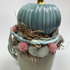 Türkiz kerámiatökkel töltött bögre különféle növényi részekkel és szalaguszállyal ékítve  - tartós virágdísz  - otthon & életmód - dekoráció - asztal és polc dekoráció - asztaldísz - Meska.hu