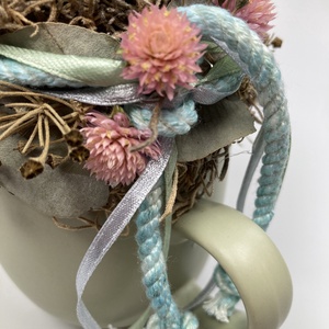 Türkiz kerámiatökkel töltött bögre különféle növényi részekkel és szalaguszállyal ékítve  - tartós virágdísz  - otthon & életmód - dekoráció - asztal és polc dekoráció - asztaldísz - Meska.hu