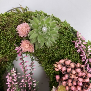 Empátia - 4 kövirózsás, növényi részekkel gazdagon díszített mohakoszorú (KK-38) - otthon & életmód - vallás - temetkezési tárgy - sírkoszorú, kegyeleti koszorú - Meska.hu