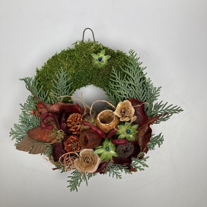 Harmónia - 3 kövirózsás, növényi részekkel gazdagon díszített mohakoszorú (KK-39) - Meska.hu