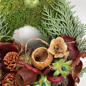 Harmónia - 3 kövirózsás, növényi részekkel gazdagon díszített mohakoszorú (KK-39) - otthon & életmód - vallás - temetkezési tárgy - sírkoszorú, kegyeleti koszorú - Meska.hu