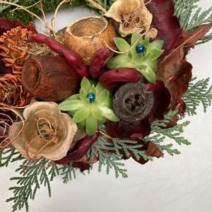 Harmónia - 3 kövirózsás, növényi részekkel gazdagon díszített mohakoszorú (KK-39) - otthon & életmód - vallás - temetkezési tárgy - sírkoszorú, kegyeleti koszorú - Meska.hu