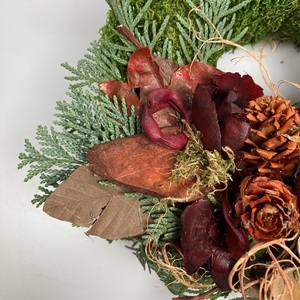 Harmónia - 3 kövirózsás, növényi részekkel gazdagon díszített mohakoszorú (KK-39) - otthon & életmód - vallás - temetkezési tárgy - sírkoszorú, kegyeleti koszorú - Meska.hu