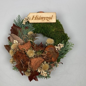 Elismerés - Hiányzol feliratú fatáblácskás, növényi részekkel gazdagon díszített mohakoszorú (KK-40) - Meska.hu